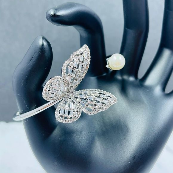 Silver Butterfly bracelet with imitation Pearl - Picture 2 of 7